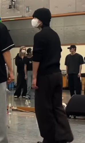 よ し む . tweet media