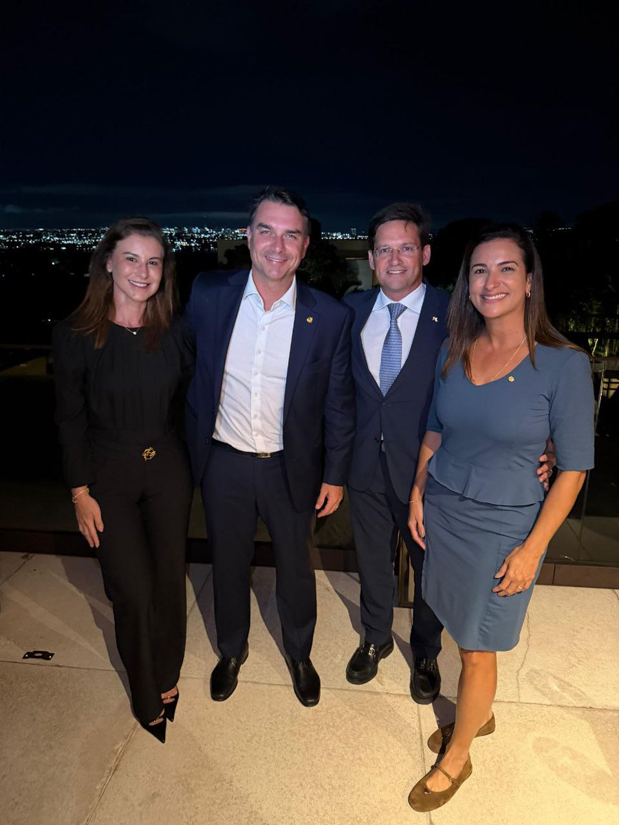 Aqui nessa imagem contém: o futuro presidente do Brasil, <a href="/FlavioBolsonaro/">Flávio Bolsonaro</a>,  a futura primeira dama, Fernanda Bolsonaro, o próximo senador, <a href="/joaoromaneto/">João Roma</a>, e a novamente deputada federal pela Bahia! O quarteto que vai trabalhar para a nossa nação avançar! 🇧🇷