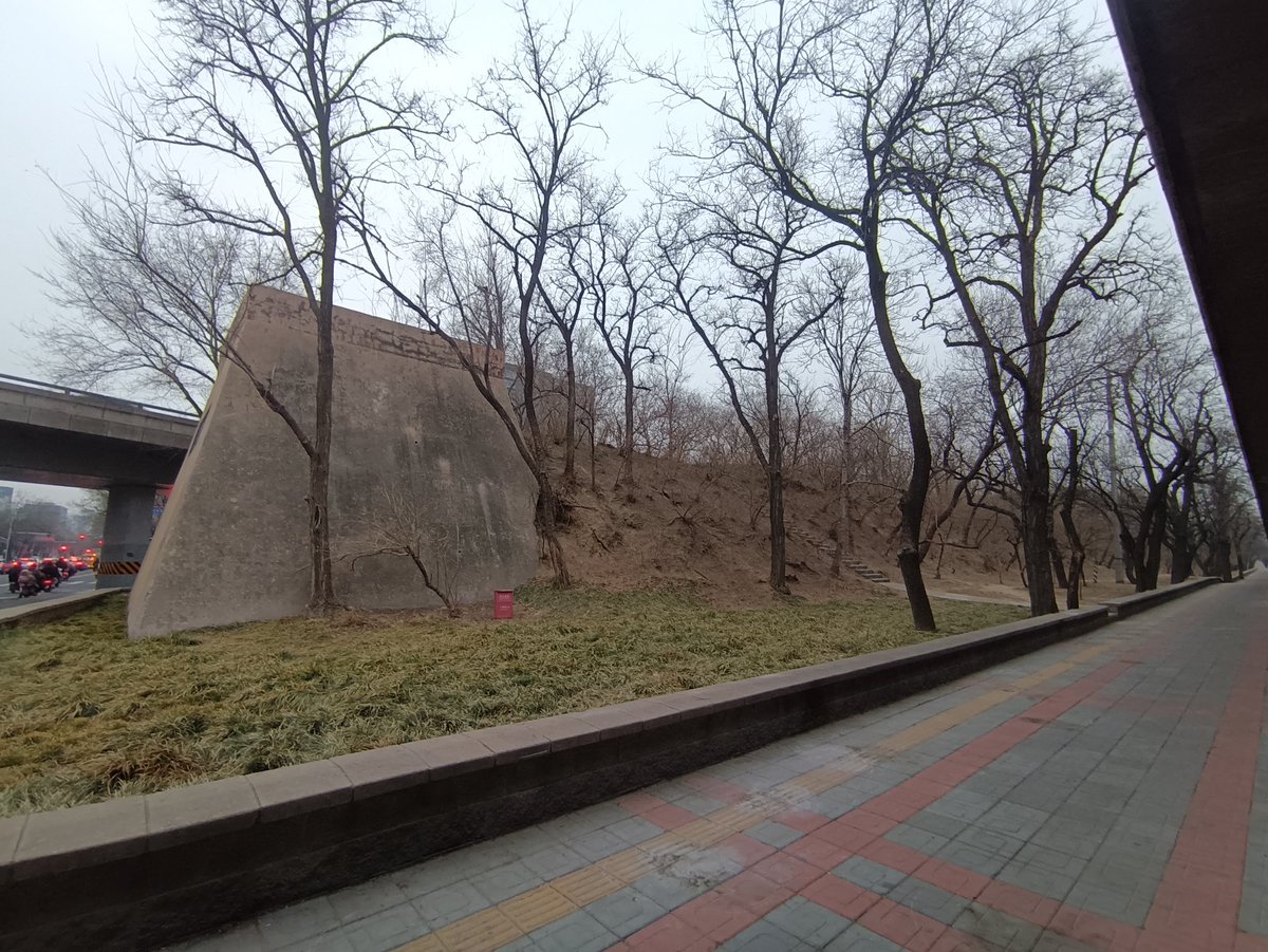 ccabc11235's tweet photo. 重回母校，勾起许多奇怪的��忆。
p1是第一次约人的隔间，政法学长：可以射你嘴里吗？我：好。
p2不少学长学弟留下dna的地方。
p3元大都城墙，当年修的还没这么好，第一次野裸的地方 https://t.co/UE1V1yCEfa