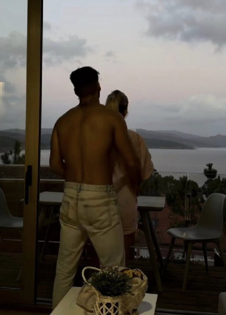 Hay personas que llegan para cambiar tu vida, y luego estás tú… que llegaste para enseñarme a verme con los mismos ojos de amor y orgullo con los que tú me miras. Gracias por hacerme sentir único en tu mundo #violedimtmad51