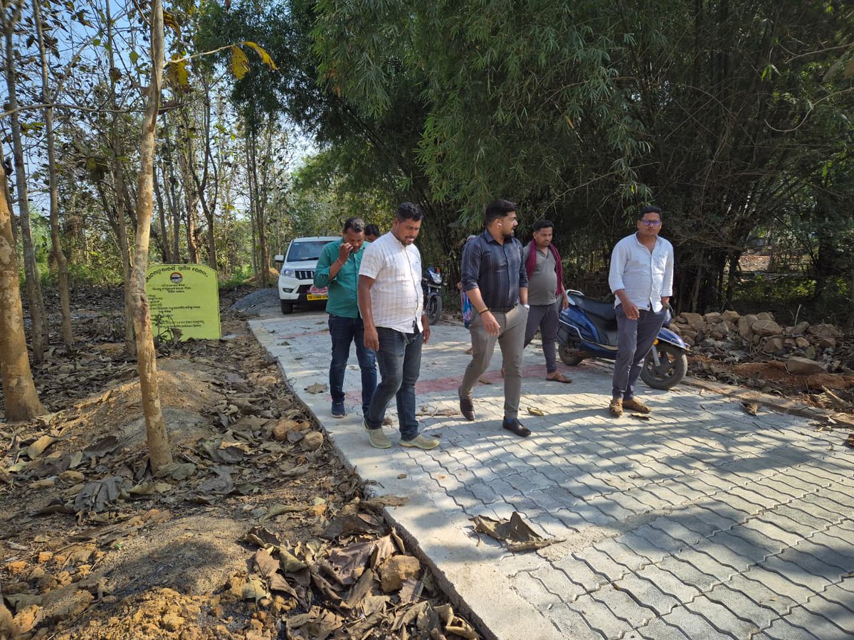 BDO_BEGUNIAPADA's tweet photo. ଗୋଷ୍ଠୀ ଉନ୍ନୟନ ଅଧିକାରୀଙ୍କ ଦ୍ବାରା ବିଭିନ୍ନ ବିକାଶମୂଳକ କାର୍ଯ୍ୟ ପରିଦର୍ଶନ ଓ ପ୍ରଗତି ସମୀକ୍ଷା
#FieldVisit #DevelopmentWorks #RuralDevelopment #GoodGovernance #GrassrootsDevelopment https://t.co/qg4Y92q1Fl