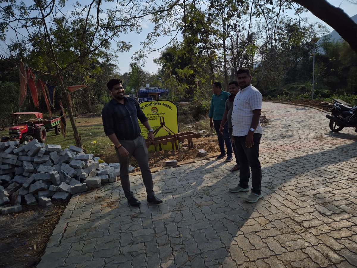 BDO_BEGUNIAPADA's tweet photo. ଗୋଷ୍ଠୀ ଉନ୍ନୟନ ଅଧିକାରୀଙ୍କ ଦ୍ବାରା ବିଭିନ୍ନ ବିକାଶମୂଳକ କାର୍ଯ୍ୟ ପରିଦର୍ଶନ ଓ ପ୍ରଗତି ସମୀକ୍ଷା
#FieldVisit #DevelopmentWorks #RuralDevelopment #GoodGovernance #GrassrootsDevelopment https://t.co/qg4Y92q1Fl