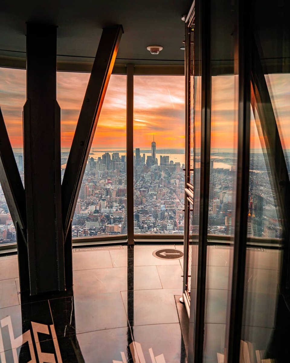 The view from my 102nd floor. 

Book an Express Pass to the top: esbo.nyc/socials 

📷:  kingy27nyc/IG