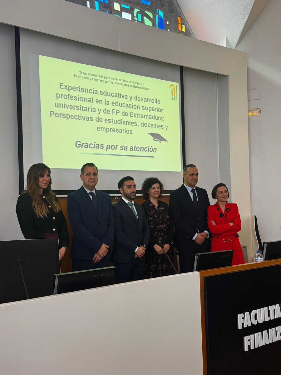 jafolgadof's tweet photo. Enhorabuena al nuevo Doctor: Dr.Javier Mendoza. Brillante exposición de la Tesis sobre experiencia educativa. Gracias  a sus directoras Natalia López-Mosquera y Mari Cruz Sánchez-Escobedo (UEx). Un Honor compartir Tribunal con Elisa Alen (U. Vigo) y Rui Silva (U. de Trás-os-M.) https://t.co/lN7E5uNJkm