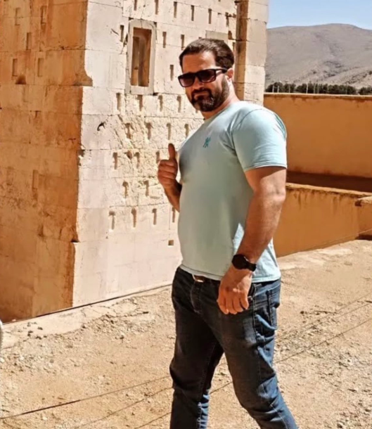 «جاویدنام امیر احمدی 
۴۱ ساله. پنج شنبه ۱۸ دی  به‌ سرش شلیک شد در تهرانپارس.»

#امیر_احمدی