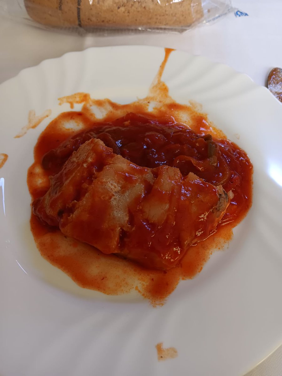 MHA85228220's tweet photo. A continuación te mando 3 fotos d la Lasaña abrasada d supuesta carne, está seca, descongelada deprisa en el horno y, por tanto, quemadas y asquerosa, d mal sabor.Bacalao con tomate  muy malo, parece teñido.
Hoy la comida en residencia Colmenar Viejo . @adavimu @IdiazAyuso https://t.co/3QrmT4aGhX