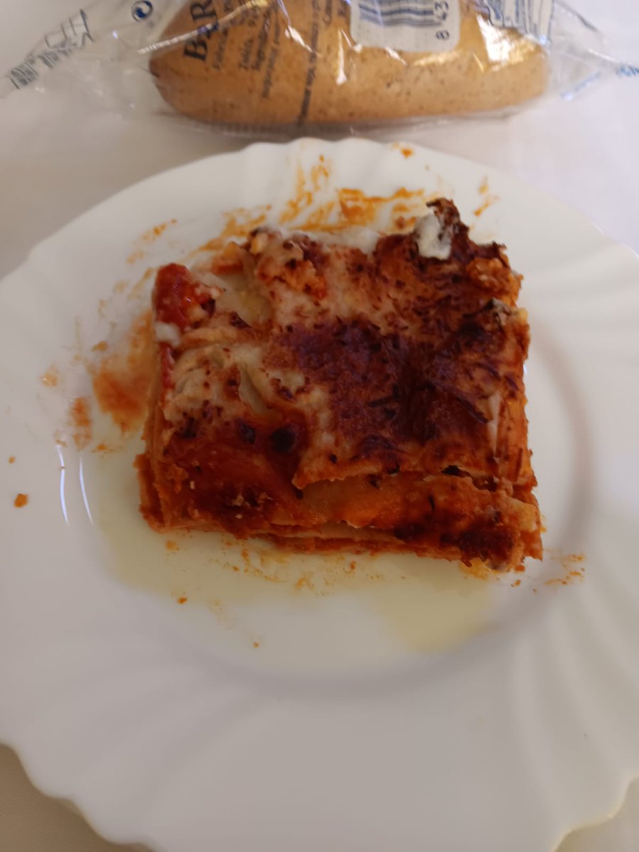 MHA85228220's tweet photo. A continuación te mando 3 fotos d la Lasaña abrasada d supuesta carne, está seca, descongelada deprisa en el horno y, por tanto, quemadas y asquerosa, d mal sabor.Bacalao con tomate  muy malo, parece teñido.
Hoy la comida en residencia Colmenar Viejo . @adavimu @IdiazAyuso https://t.co/3QrmT4aGhX