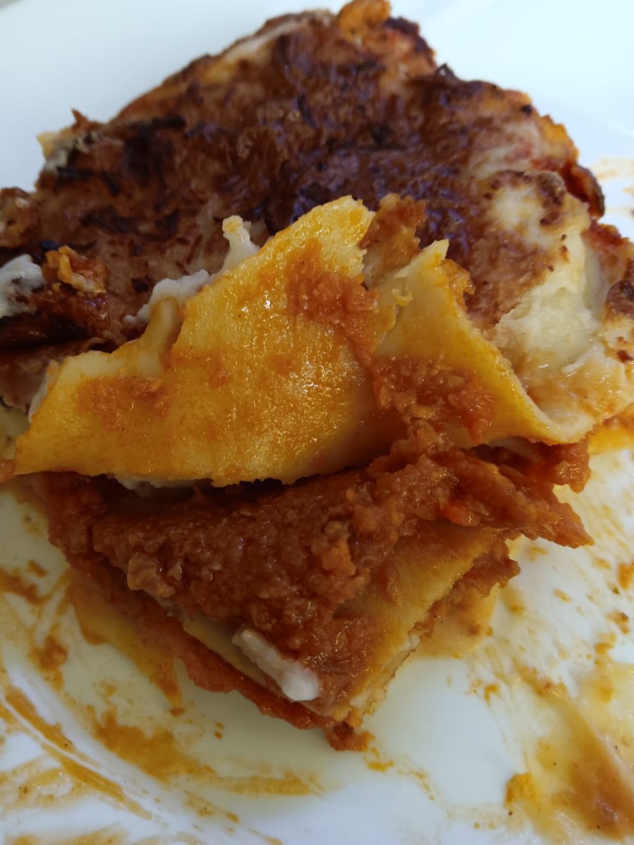 MHA85228220's tweet photo. A continuación te mando 3 fotos d la Lasaña abrasada d supuesta carne, está seca, descongelada deprisa en el horno y, por tanto, quemadas y asquerosa, d mal sabor.Bacalao con tomate  muy malo, parece teñido.
Hoy la comida en residencia Colmenar Viejo . @adavimu @IdiazAyuso https://t.co/3QrmT4aGhX