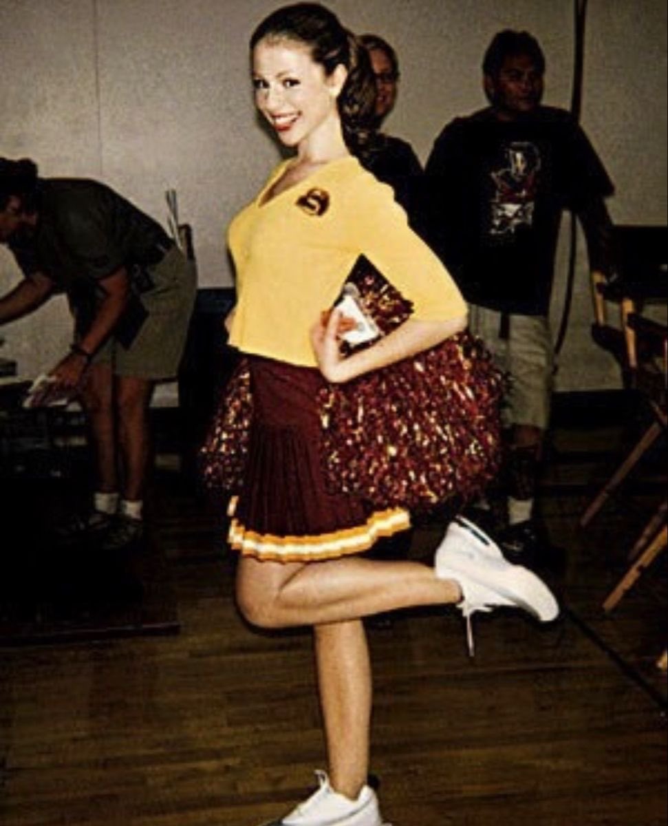 retrocvnty's tweet photo. Michelle Trachtenberg behind the scenes of Buffy the Vampire Slayer https://t.co/4s8zQs5D00