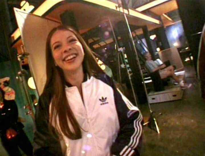 retrocvnty's tweet photo. Michelle Trachtenberg behind the scenes of Buffy the Vampire Slayer https://t.co/4s8zQs5D00