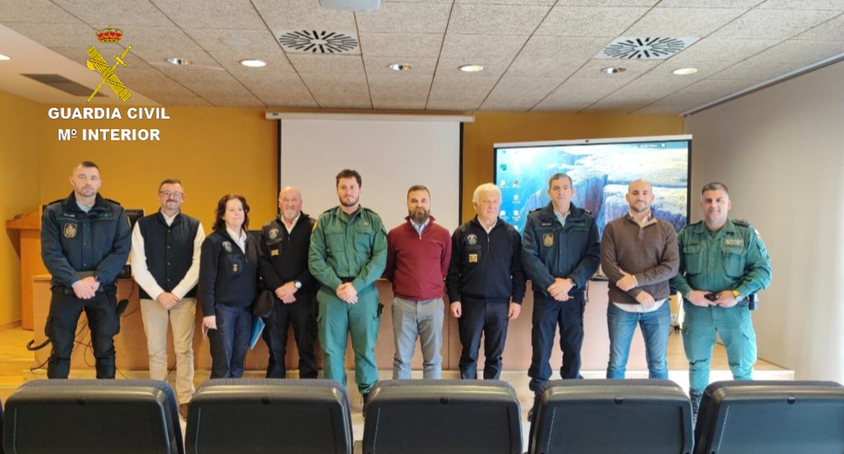guardiacivilPon's tweet photo. La #GuardiaCivil de #Pontevedra, #GuardiaNacionalRepublicana de #Portugal y #Guardacostas de #Galicia intercambian experiencias en una jornada contra el tráfico ilícito de moluscos bivalvos. https://t.co/MZJO3svIvI