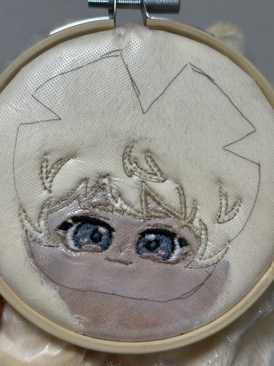 見て、これ作りかけでずっと放置してるぬいの顔（諸事情で刺繍枠を付け替えたので無事完成できるか不安）