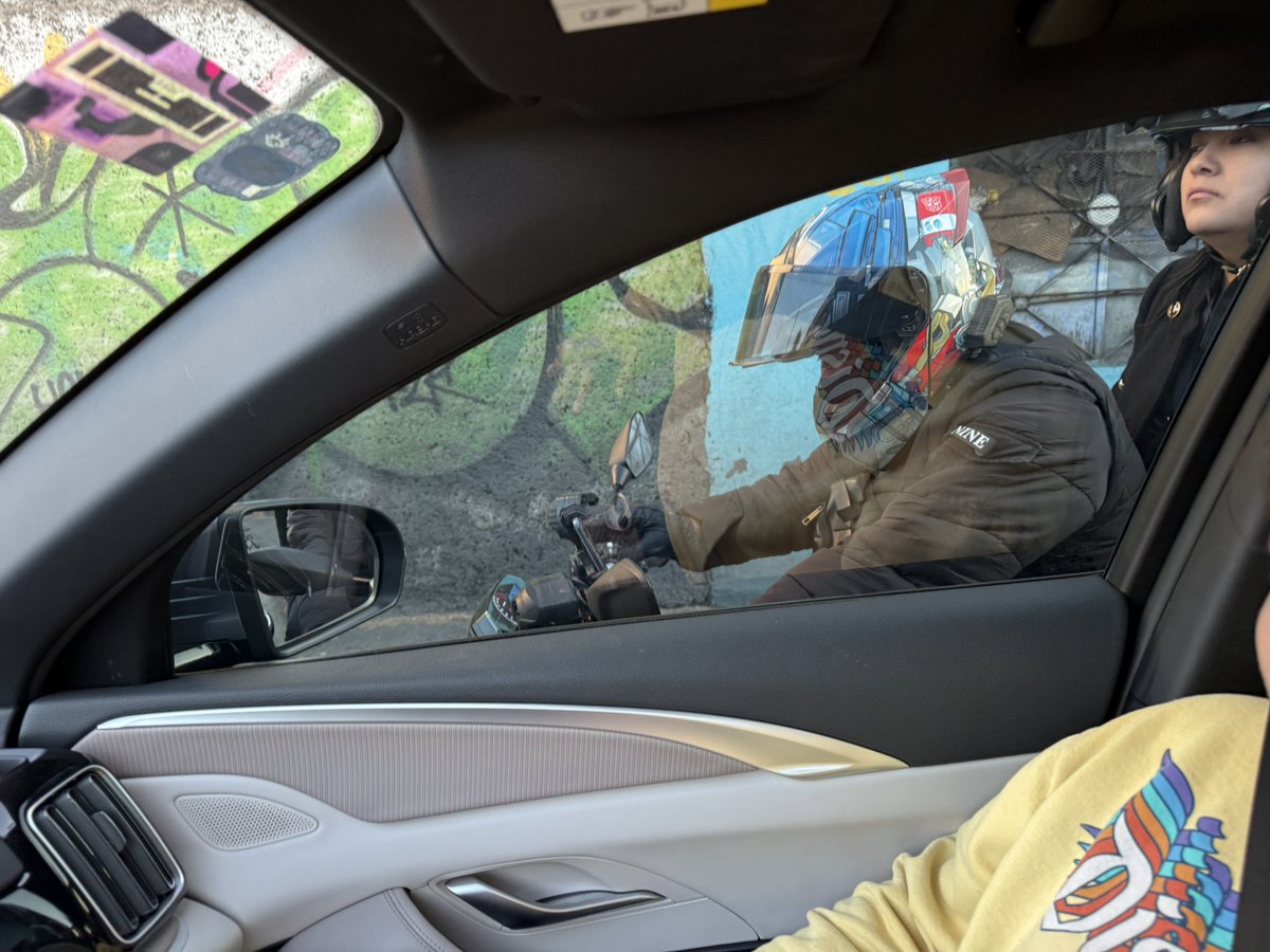 sdiazc's tweet photo. @cuartodemillamx  hoy un necio motosimio hasta que llegó al espejo “yo motosimio caber run run, yo motosimio pasar run run” https://t.co/ohxZDxQyNU