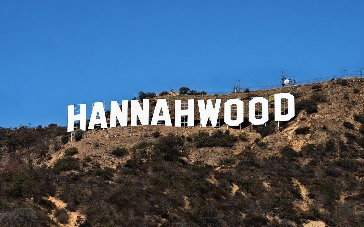 MileyUpdates's tweet photo. Smilers taking over L.A for the Hannah Montana 20th anniversary: https://t.co/yeVhWoWHq6