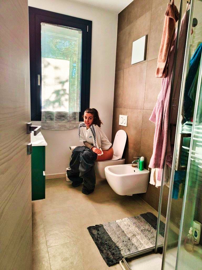 GirlsSelfiesToilet (@_toiletselfies_) on Twitter photo 