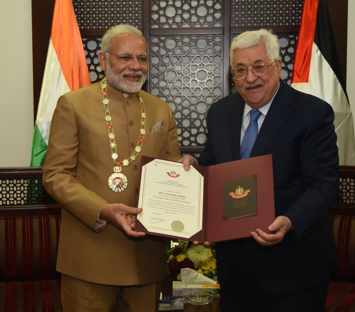 SKBishnoi29Rule's tweet image. #ModiWithTerrorists
दूनिया में मोदी पहला आदमी है 👇

जिसका जनाजा निकला उससे भी अवार्ड लेता है 

जिसने जनाजा निकाला उससे भी अवार्ड 🏆

ये कला Wayanad, Kerala.वाले नहीं जानते 
#IndiansWithPalestine