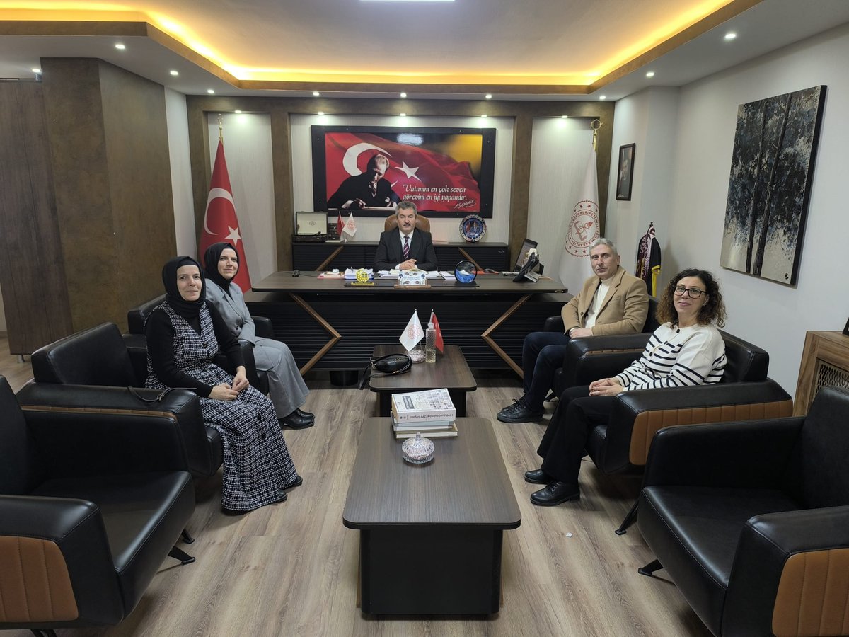 İlçe Millî Eğitim Müdürümüz Halil İbrahim Zengin,
Zeki Konukoğlu Anadolu Lisesi Okul Müdürü Sabit Taş, İngilizce Öğretmeni S. Selcen Demirel,
Türk Dili ve Edebiyatı Öğretmeni Emrehan Öztürk ve Biyoloji Öğretmeni Zeynep Dursun’u makamında ağırladı.