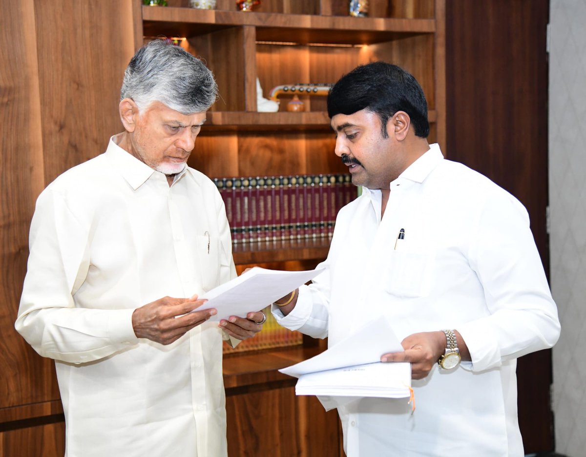 ఈరోజు 26 - 02 - 2026(గురువారం) ముఖ్యమంత్రివర్యులు శ్రీ నారా చంద్రబాబునాయుడు గారిని మర్యాదపూర్వకంగా కలిసి నియోజకవర్గానికి సంబంధించి పలు అంశాలపై చర్చించిన పెదకూరపాడు నియోజకవర్గ శాసనసభ్యులు భాష్యం ప్రవీణ్ గారు.