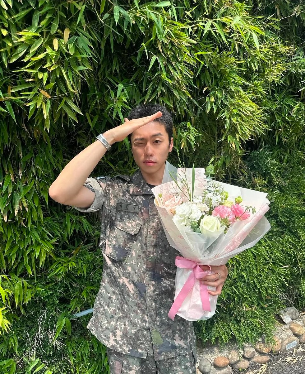 UpdateKBoys's tweet photo. Feliz aniversário para o June, que hoje completa 30 anos! 🎉
#HAPPYJUNEDAY
#JUNE #준 https://t.co/RQm6vj2eS0