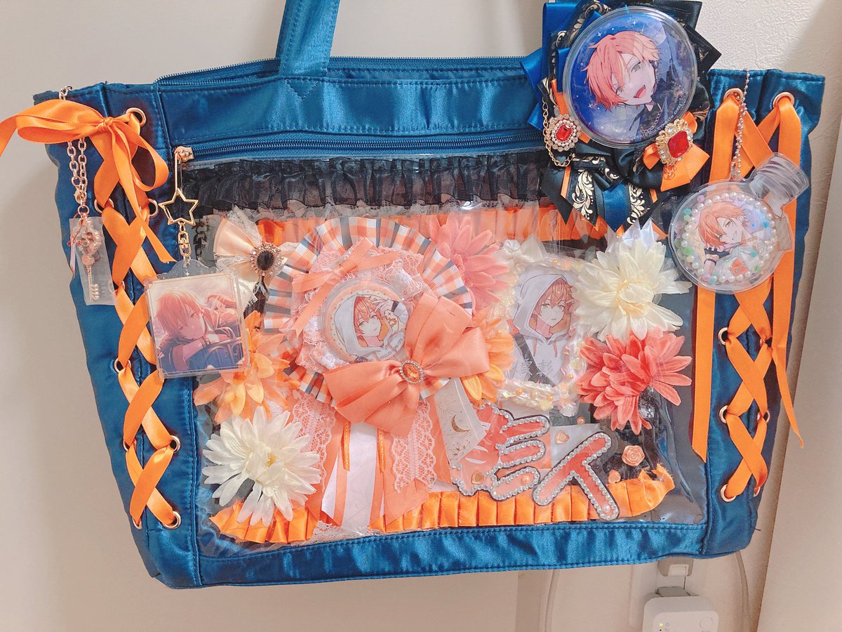 お誕生日プレゼントで作って貰ったロゼットを痛バに付けてどう魅せるか