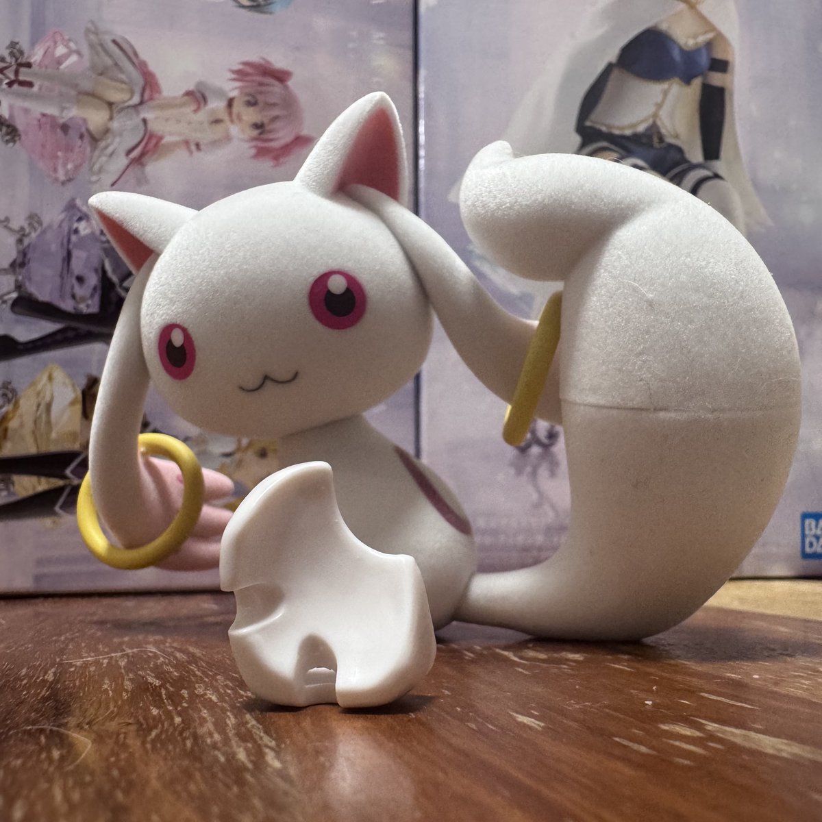 昨日登場のプライズ、キュゥべえについてたこのパーツがどこにもはまらないし……気になって眠れない。