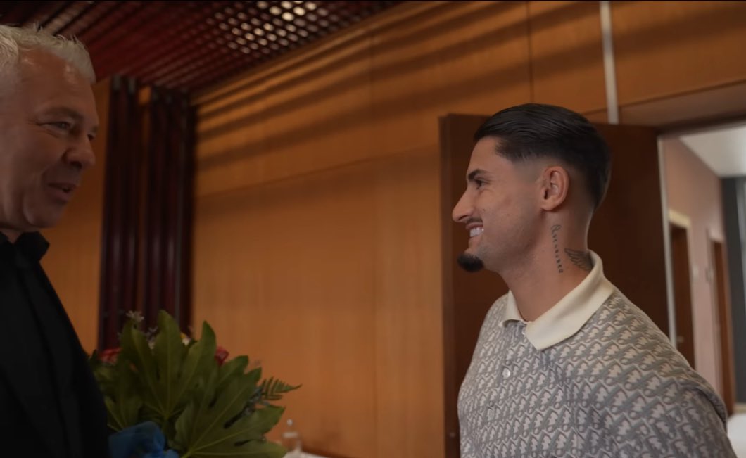 misterFCP's tweet photo. No dia em que o espanhol assinou pelo Porto, Jorge Costa ofereceu um ramo de flores à mãe do Borja, hoje já cá não estão os dois.

Muita força Borja, estamos contigo💙 https://t.co/fe462uoasb