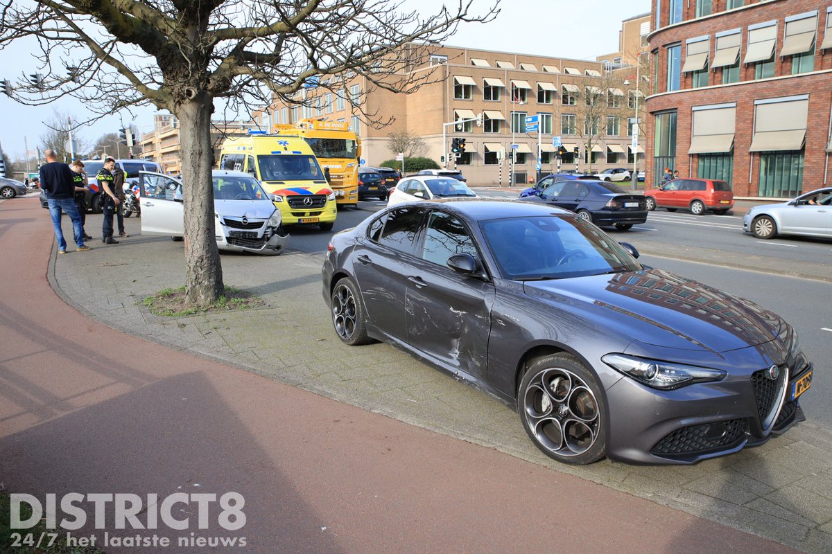Botsing tussen twee auto's in Den Haag