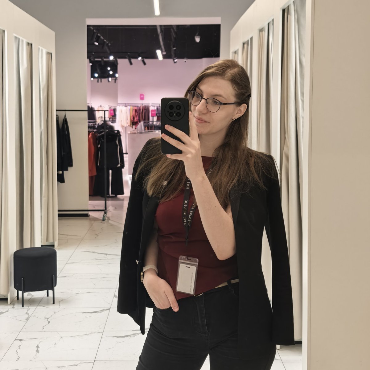 выпала из всех фд и новостей из-за работы. вникаю. 

руководительница на днях сказала, что выбирая 2 позиции себе на форму из новой коллекции, я должна выглядеть "fancy". 
в этот момент я была в этом))