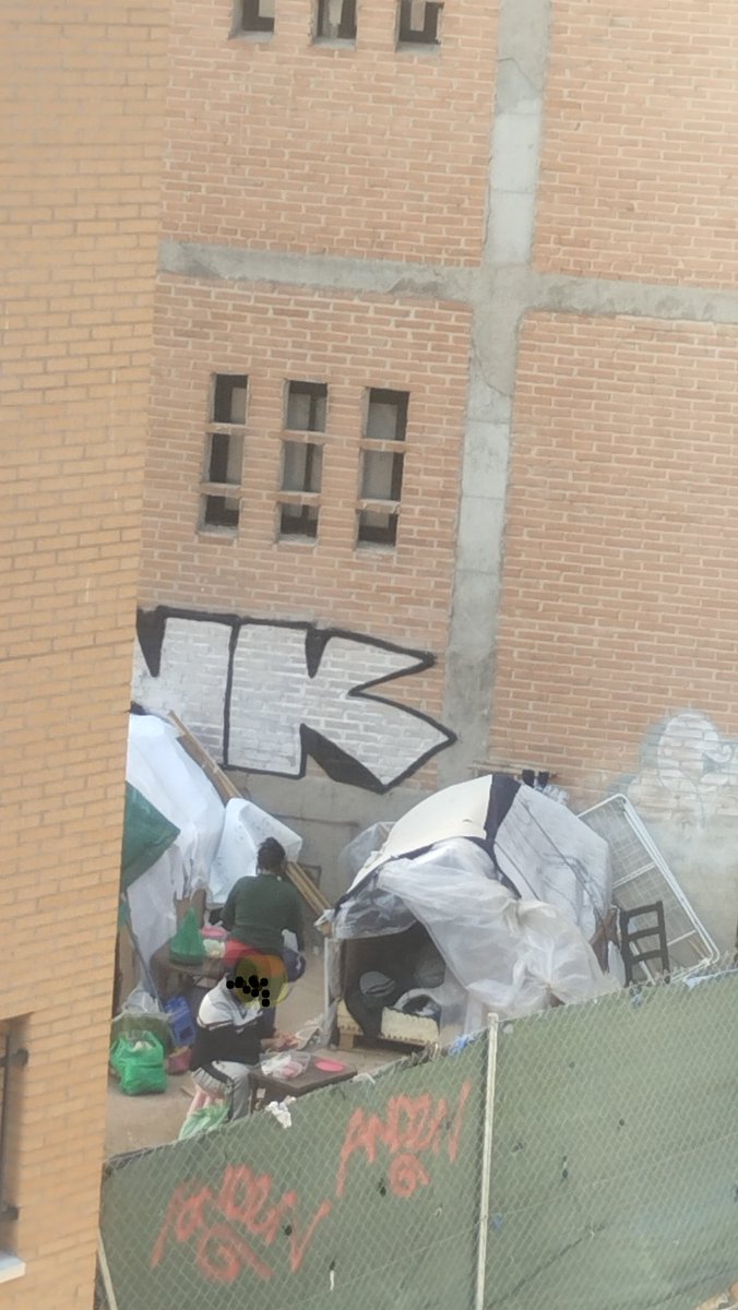 ATejeda12's tweet photo. @JMDCarabanchel Asentamiento rumano, ésto es lo que se está permitiendo en C/ Matilde Hernández en terrenos municipales!! https://t.co/XQ0WG25GDm