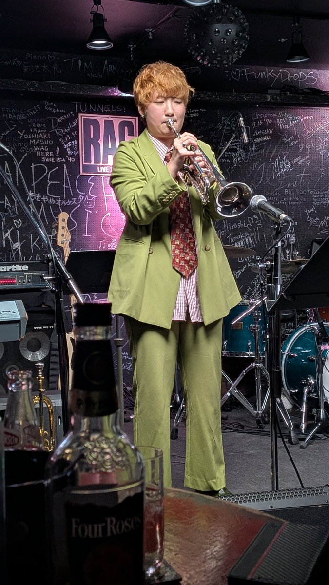 木津由記乃＆関西Groovers -Funkin’ at RAG-
＠ 木屋町 live spot RAG
木津由記乃(tp,vo)
関西Groovers[藤吉悠(sax) 花田えみ(key,org) 松本春樹(gt) 佐々木善暁(ba) 梶原大志郎(dr)
由記乃ちゃん誕生日スペシャルリーダーライブ、頼りになるお兄ちゃんお姉ちゃんに囲まれ健気にやりきった！おめでとう