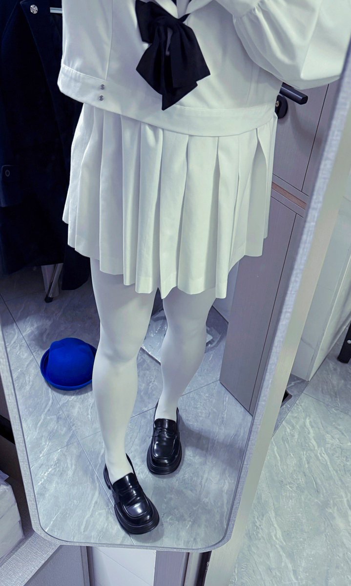 CreamPuffOVO's tweet photo. 今天是白色温柔风噢~
猜猜裙子下面有什么🌹 https://t.co/ZDFLXKZltF