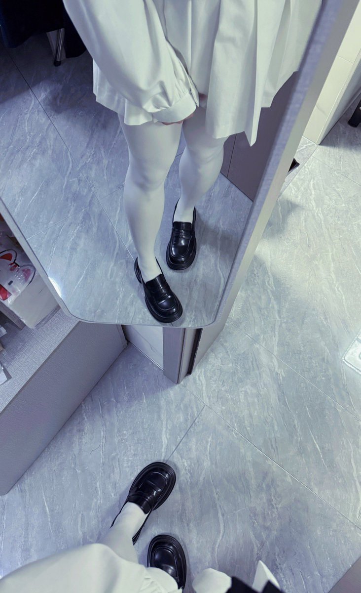 CreamPuffOVO's tweet photo. 今天是白色温柔风噢~
猜猜裙子下面有什么🌹 https://t.co/ZDFLXKZltF