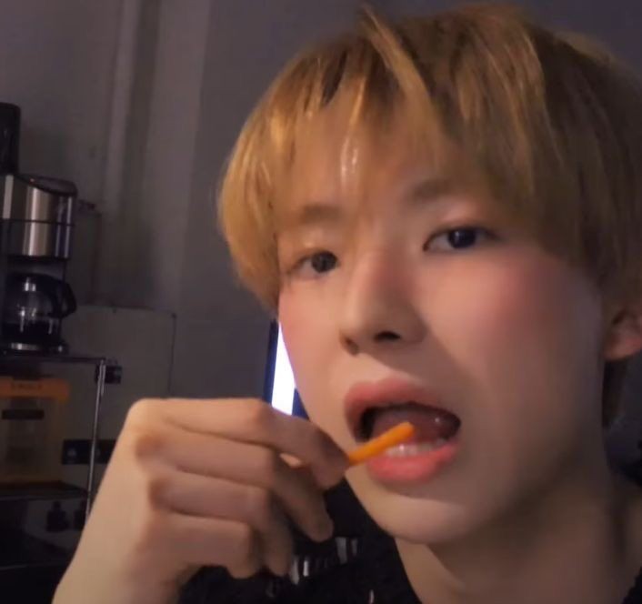 몽이리는단어 정말 귀여움
윳이라는 단어도 정말 좋은데
윳이랑 몽이 합쳐져서 윳몽이 되면 나 기절함
심지어 이렇게 생겼을거같음