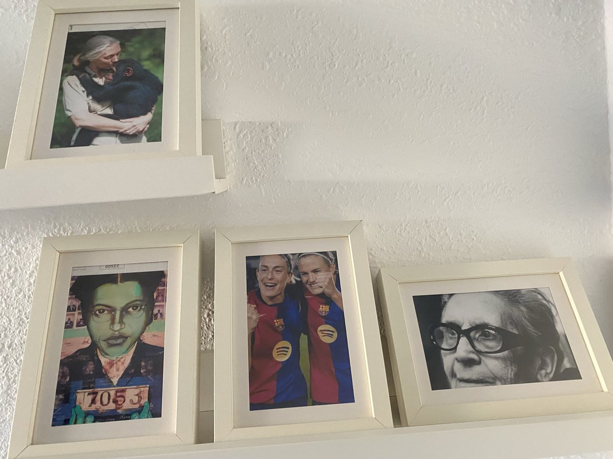 LauraVallCat's tweet photo. @LaTdG_oficial Per què tinc a casa aquestes dues donasses al racó de les dones importants, i tinc ganes de veure-les al Camp Nou! https://t.co/l4CiLZ9Q7L