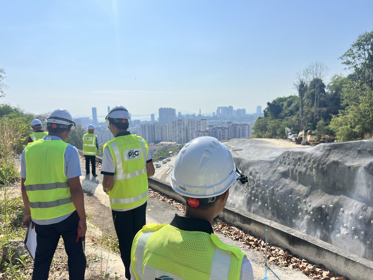 pmrt_package2's tweet photo. Walkabout tapak – pemeriksaan head cap dan komponen nail head assembly bagi memastikan perlindungan kakisan, pemasangan serta keadaan struktur mematuhi spesifikasi. https://t.co/2azHHFF2I8