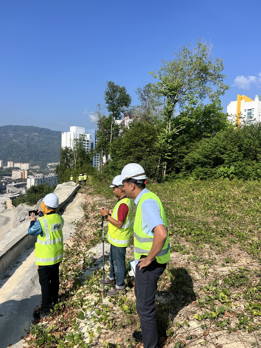 pmrt_package2's tweet photo. Walkabout tapak – pemeriksaan head cap dan komponen nail head assembly bagi memastikan perlindungan kakisan, pemasangan serta keadaan struktur mematuhi spesifikasi. https://t.co/2azHHFF2I8