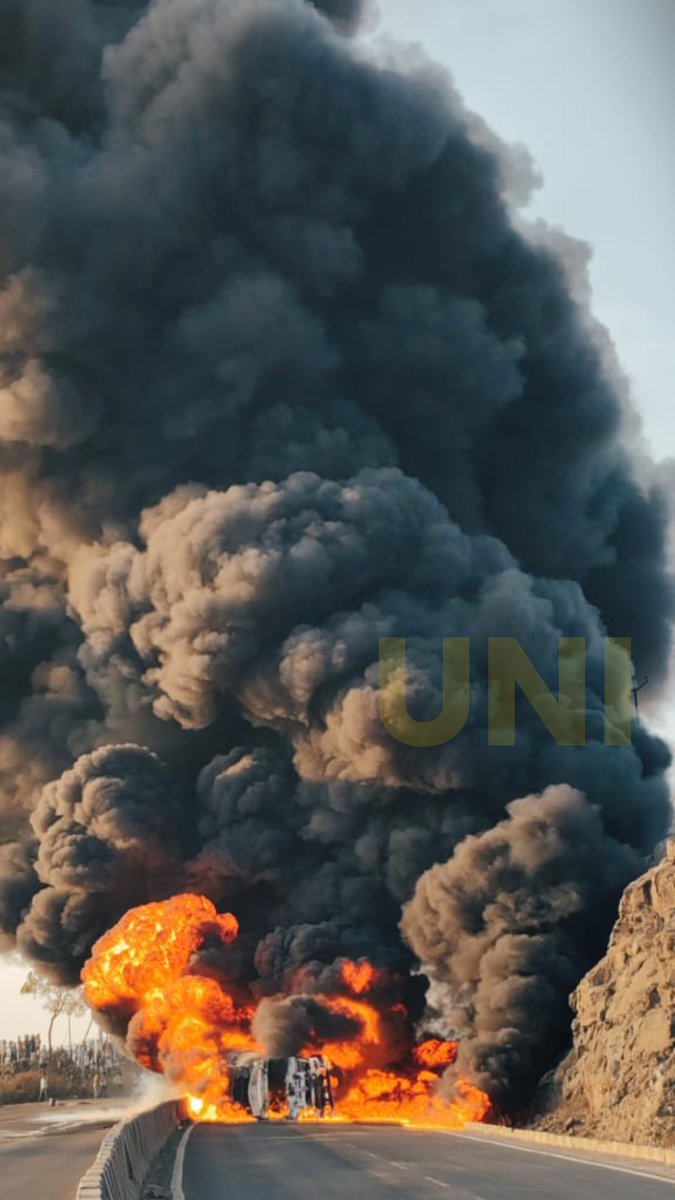 UNI_Photos's tweet image. In Photos | Maharashtra: Fire broke out after a diesel tanker en route from Sakri to Dhule exploded near Akkalpada Dam. The driver and cleaner jumped from the tanker as a precaution and were rescued.

#FireAccident | #Maharashtra | #UNI