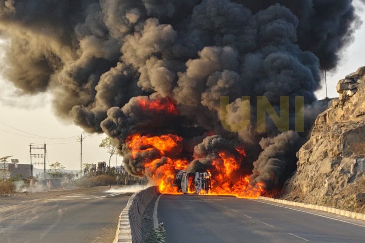 UNI_Photos's tweet image. In Photos | Maharashtra: Fire broke out after a diesel tanker en route from Sakri to Dhule exploded near Akkalpada Dam. The driver and cleaner jumped from the tanker as a precaution and were rescued.

#FireAccident | #Maharashtra | #UNI
