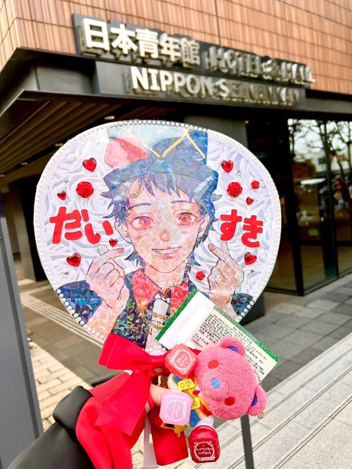 ブタツア‥前日夜10時くらいから突貫工事的に絵を描きうちわ作ったんだけど、オキニのシールで貼ったら角度によっては絵柄見辛くて笑った‥次回はちゃんとクリアでお作り‥ 時間ないのに無駄に透かしのうちわにしているので光に透かすといい感じです(作るのが楽しいタイプ)