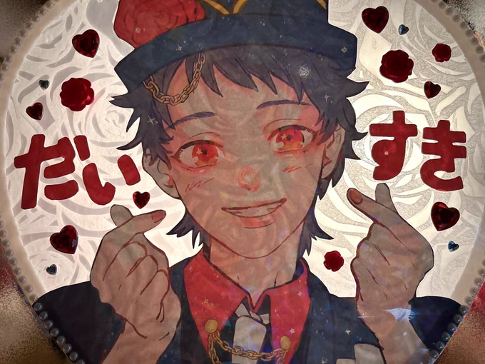 ブタツア‥前日夜10時くらいから突貫工事的に絵を描きうちわ作ったんだけど、オキニのシールで貼ったら角度によっては絵柄見辛くて笑った‥次回はちゃんとクリアでお作り‥ 時間ないのに無駄に透かしのうちわにしているので光に透かすといい感じです(作るのが楽しいタイプ)