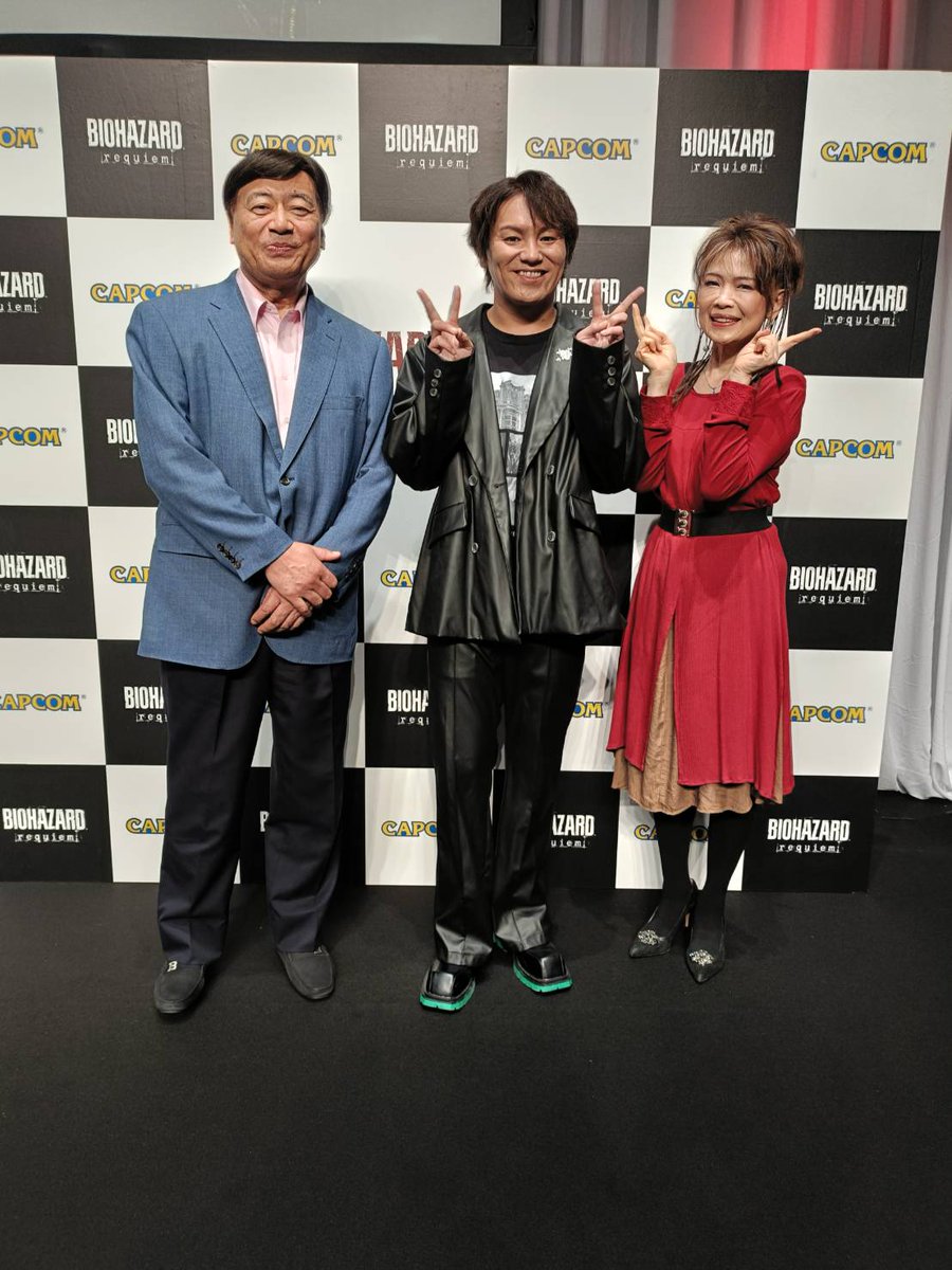 yurihoshina's tweet photo. 今日は、明日発売のバイオハザード　レクイエムの発売記者発表でした。
バイオハザードゲームのベテラン
狩野英孝さんと。
そして
バイオハザード　レオンの声優
森川智之さん。
森川智之さんは、トム・クルーズの吹き替え、クレヨンしんちゃんのお父さん役など幅広い声優さん😀 https://t.co/T40utqGCj6