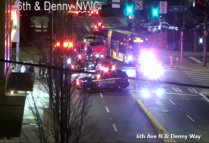 デンニ・ウェイの7th Ave Nで衝突事故が発生し,交差点を塞いでいます.ご注意ください.