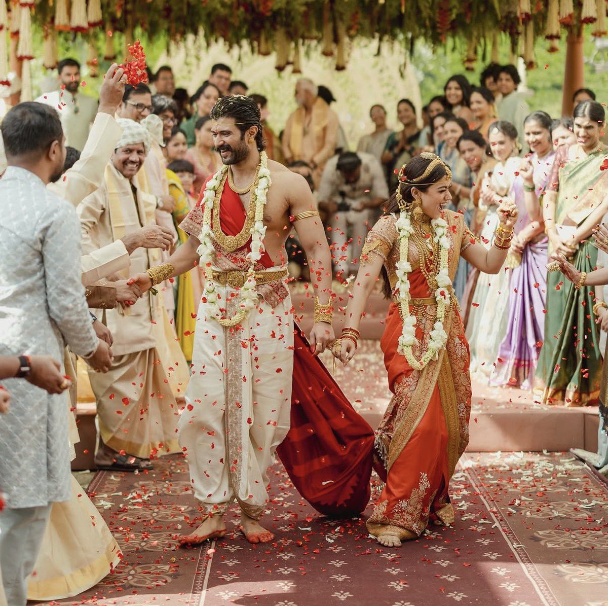Wellutwt's tweet photo. Dammm this is so Royal ❤️
#VijayDeverakonda #RashmikaMandanna https://t.co/S4ZrDJEeyJ