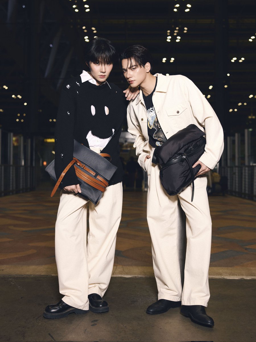 แอร์พอร์ตลุคก่อนออกเดินทางของ #เก่งหฤษฎ์ #น้ำปิงนภัสกร  <a href="/nampingster/">namping17</a> ตัวแทนจากประเทศไทยคู่แรกที่เตรียมเข้าร่วมชมโชว์ #MoschinoFW26 ณ กรุงมิลาน ประเทศอิตาลี #patluxurygroup #kengnamping #collezione08 #harit_keng #nampingster #เก่งน้ำปิง #kengnampingwithmoschino