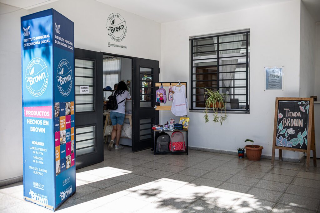 AgenciaComBA's tweet photo. 🏫El Municipio de Almirante Brown lanzó "Vuelta al Cole"
https://t.co/RkxStCesln
#programaVueltaalCole #MarianoCascallares #ComBA #IMES @CascallaresPJ #programaHechoenBrown https://t.co/4H2bfhK3vH