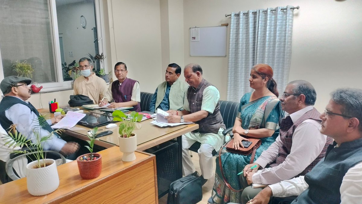 "शिक्षकों की विभिन्न मांगों को लेकर शासन सचिव (शिक्षा) से राजस्थान शिक्षक संघ राष्ट्रीय की मुलाकात"

"शिक्षकों के स्थानांतरण, पदोन्नतियों सहित रुके हुए कार्य शीघ्र पूर्ण हों: पुष्करणा"

"मार्च में विद्यालयों को सीएसजी सहित विभिन्न मदों की राशि मिलेगी"

जयपुर। राजस्थान शिक्षक संघ