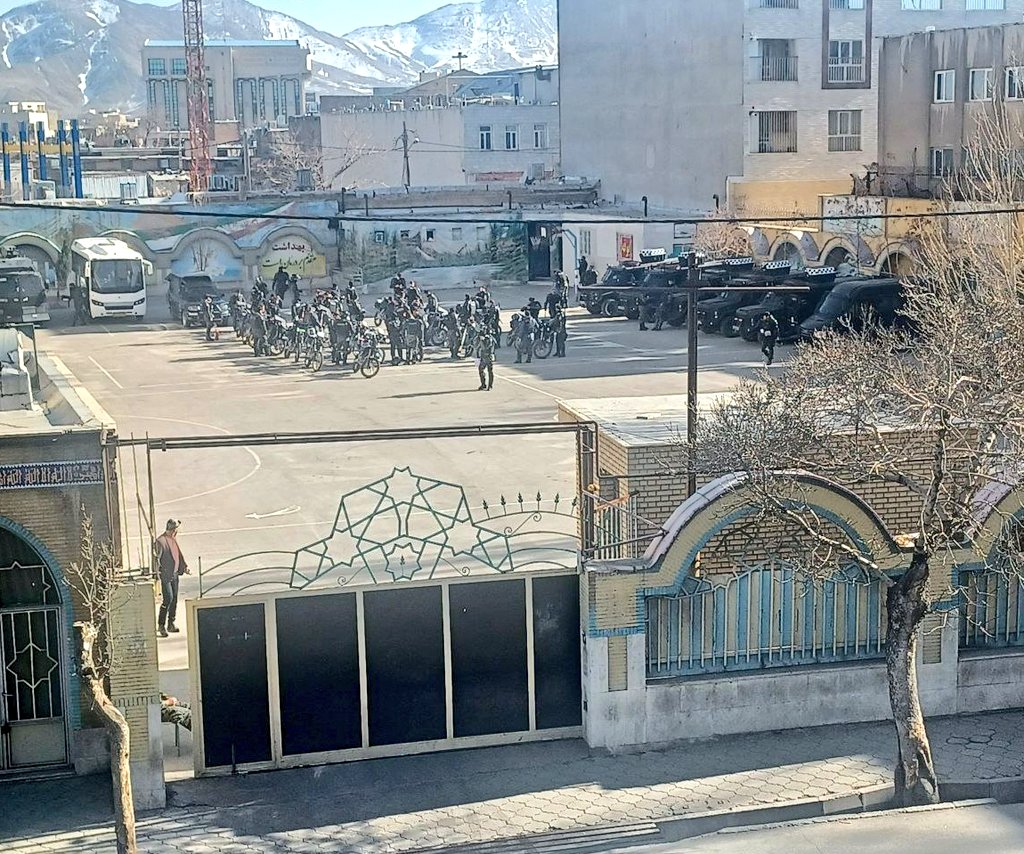 iranianpapppi3's tweet photo. زمانیکه اسرائیل مدرسه و بیمارستان و مراکز عمومی تو لبنان و غزه رو میزد و میگفتیم حماس و حزب‌الله بعنوان گروهک تروریستی از مردم #سپر_انسانی ساختن و دارن تسلیحات تو این اماکن ذخیره میکنن، عرزشیا میگفتن دروغ میگید و اگر راست میگید سند بیارید
تا اینکه همین حرکت این‌روزا به بیمارستان‌ها و مدارس و دانشگاههای ایرانم رسیده و شاهد دپوی تسلیحات سبک و سنگین تو مراکز رفت‌وآمد مردم هستیم
آآآهای عرزشی بیشرف؛
تو که نه عقل داری،نه شرف که بشه چیزی رو بهت ثابت کرد
فقط این تصاویر اینجا بمونه برای بعده‌ها که زبونت سه متر دراز بود و قرار بود پشت دستی بخوری از مردم
#IranMassacre 
#R2PforIran