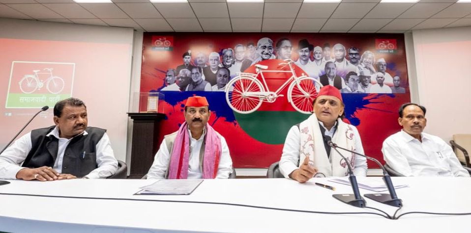 samajwadiparty's tweet photo. समाजवादी पार्टी, उत्तर प्रदेश
19, विक्रमादित्य मार्ग, लखनऊ
प्रकाशन/��्रसारण हेतु-    
दिनांकः 26.02.2026  
    समाजवादी पार्टी के राष्ट्रीय अध्यक्ष एवं पूर्व मुख्यमंत्री श्री अखिलेश यादव ने कहा है कि भाजपा को उत्तर प्रदेश में हराना जरूरी है। भाजपा को हराना मतलब यूपी को बचाना। बीजेपी सरकार ने उत्तर प्रदेश को बर्बाद कर दिया है। भ्रष्टाचार, अपराध, कमीशनखोरी चरम पर है। यह सरकार हर वर्ग को अपमानित कर रही है। भाजपा सामाजिक अन्याय और नफरत फैलाने की प्रतीक बन गयी है।
    बृहस्पतिवार को समाजवादी पार्टी के प्रदेश मुख्यालय लखनऊ में प्रदेश के विभिन्न जिलों से बड़ी संख्या में आये कार्यकर्ताओं और नेताओं से भेंट कर सम्बोधित करते हुए श्री अखिलेश यादव ने कहा कि भाजपा की चालाकी से सावधान रहना है। 2027 के विधानसभा चुनाव में समाजवादी पार्टी के कार्यकर्ताओं और नेताओं को बहुत समझदारी से काम लेना है। भाजपा की साजिशों से सजग और सतर्क रहना होगा।
    श्री अखिलेश यादव ने कह�� कि भाजपा सरकार एसआईआर में बड़े पैमाने पर घपला कराना चाहती है। भाजपा एसआईआर के जरिए लोकतंत्र को कमजोर करने पर तुली है। भाजपा की नीयत खराब है। पीडीए मतदाताओं का वोट कटवाने के लिए नोटिसें भेजवा रही है। हर जिले में लाखों मतदाताओं को नोटिस भेजी जा रही है। भाजपा लोगों को वोट के अधिकार से वंचित करना चाहती है। समाजवादी पार्टी के कार्यकर्ता हर पात्र मतदाता का नाम मतदाता सूची में जुड़वाने के लिए मद��� करें। मतदाता सूची पर पूरी नज़र रखें।
    श्री अखिलेश यादव ने कहा कि भाजपा सरकार किसानों, नौजवानों को धोखा दे रही है। सभी के साथ छल कर रही है। अमेरिका के साथ डील से किसानों को बड़ा नुकसान होगा। खेती और किसान बर्बाद हो जाएंगे। अमेरिका पर निर्भरता भारत के हित में नहीं है। इस समझौते से भारतीय दालों, बाजरे से लेकर अन्य फसलों का क्या होगा, अमेरिका के सामने आत्मसमर्पण भारत की आर्थिक पराजय है।
    श्री अखिलेश यादव ने कहा कि भाजपा की आर्थिक नीतियां जनविरोधी हैं। इस सरकार में गरीब और गरीब होता जा रहा है। अमीर और अमीर हो रहे है। भाजपा सरकार की गलत नीतियों के कारण आटा और डा��ा दोनों खतरे में है। इस सरकार ने मंहगाई बेरोजगारी बढ़ाकर लोगों को संकट में डाला है।
    श्री अखिलेश यादव ने कहा कि समाजवादी पार्टी ने अपनी सरकार के दौरान प्रदेश में विकास के बहुत कार्य किये। छात्र-नौजवानों को लैपटाप देकर तकनीकी क्षेत्र में आगे बढ़ाया। उनके लिए नए अवसर पैदा हुए। समाजवादी पार्टी चाहती है कि किसान को उसकी फसल की सही कीमत मिले। बेरोजगारी खत्म हो। मुनाफाखोरी समाप्त हो। दाम बांधो नीति लागू हो। समाजवादी पार्टी की 2027 में सरकार बनने पर इस दिशा में काम होगा।
    इस अवसर पर समाजवादी पार्टी राष्ट्रीय सचिव श्री राजेन्द्र चौधरी, प्रदेश अध्यक्ष श्री श्याम लाल पाल, विधायक त्रिभुवन दत्त समेत अन्य नेता उपस्थित रहे।          
       (राजेन्द्र चौधरी)
         मुख्य प्रवक्ता