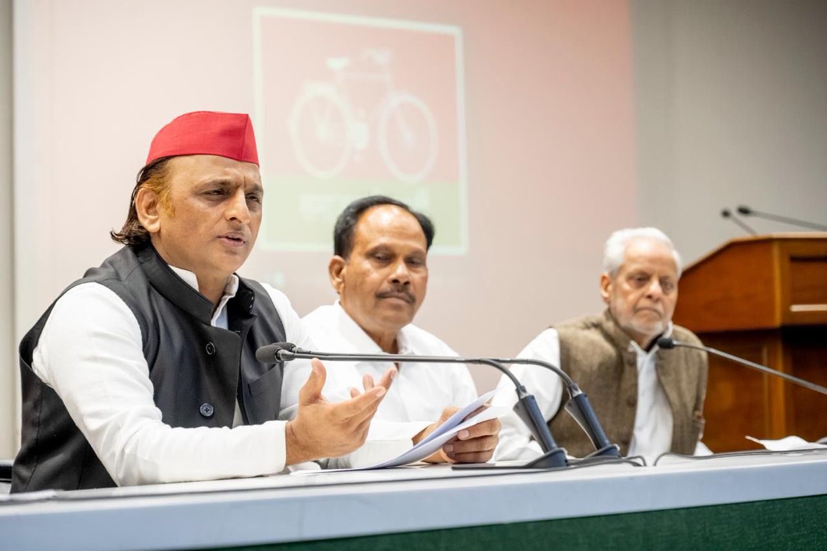samajwadiparty's tweet photo. समाजवादी पार्टी, उत्तर प्रदेश
19, विक्रमादित्य मार्ग, लखनऊ
प्रकाशन/��्रसारण हेतु-    
दिनांकः 26.02.2026  
    समाजवादी पार्टी के राष्ट्रीय अध्यक्ष एवं पूर्व मुख्यमंत्री श्री अखिलेश यादव ने कहा है कि भाजपा को उत्तर प्रदेश में हराना जरूरी है। भाजपा को हराना मतलब यूपी को बचाना। बीजेपी सरकार ने उत्तर प्रदेश को बर्बाद कर दिया है। भ्रष्टाचार, अपराध, कमीशनखोरी चरम पर है। यह सरकार हर वर्ग को अपमानित कर रही है। भाजपा सामाजिक अन्याय और नफरत फैलाने की प्रतीक बन गयी है।
    बृहस्पतिवार को समाजवादी पार्टी के प्रदेश मुख्यालय लखनऊ में प्रदेश के विभिन्न जिलों से बड़ी संख्या में आये कार्यकर्ताओं और नेताओं से भेंट कर सम्बोधित करते हुए श्री अखिलेश यादव ने कहा कि भाजपा की चालाकी से सावधान रहना है। 2027 के विधानसभा चुनाव में समाजवादी पार्टी के कार्यकर्ताओं और नेताओं को बहुत समझदारी से काम लेना है। भाजपा की साजिशों से सजग और सतर्क रहना होगा।
    श्री अखिलेश यादव ने कह�� कि भाजपा सरकार एसआईआर में बड़े पैमाने पर घपला कराना चाहती है। भाजपा एसआईआर के जरिए लोकतंत्र को कमजोर करने पर तुली है। भाजपा की नीयत खराब है। पीडीए मतदाताओं का वोट कटवाने के लिए नोटिसें भेजवा रही है। हर जिले में लाखों मतदाताओं को नोटिस भेजी जा रही है। भाजपा लोगों को वोट के अधिकार से वंचित करना चाहती है। समाजवादी पार्टी के कार्यकर्ता हर पात्र मतदाता का नाम मतदाता सूची में जुड़वाने के लिए मद��� करें। मतदाता सूची पर पूरी नज़र रखें।
    श्री अखिलेश यादव ने कहा कि भाजपा सरकार किसानों, नौजवानों को धोखा दे रही है। सभी के साथ छल कर रही है। अमेरिका के साथ डील से किसानों को बड़ा नुकसान होगा। खेती और किसान बर्बाद हो जाएंगे। अमेरिका पर निर्भरता भारत के हित में नहीं है। इस समझौते से भारतीय दालों, बाजरे से लेकर अन्य फसलों का क्या होगा, अमेरिका के सामने आत्मसमर्पण भारत की आर्थिक पराजय है।
    श्री अखिलेश यादव ने कहा कि भाजपा की आर्थिक नीतियां जनविरोधी हैं। इस सरकार में गरीब और गरीब होता जा रहा है। अमीर और अमीर हो रहे है। भाजपा सरकार की गलत नीतियों के कारण आटा और डा��ा दोनों खतरे में है। इस सरकार ने मंहगाई बेरोजगारी बढ़ाकर लोगों को संकट में डाला है।
    श्री अखिलेश यादव ने कहा कि समाजवादी पार्टी ने अपनी सरकार के दौरान प्रदेश में विकास के बहुत कार्य किये। छात्र-नौजवानों को लैपटाप देकर तकनीकी क्षेत्र में आगे बढ़ाया। उनके लिए नए अवसर पैदा हुए। समाजवादी पार्टी चाहती है कि किसान को उसकी फसल की सही कीमत मिले। बेरोजगारी खत्म हो। मुनाफाखोरी समाप्त हो। दाम बांधो नीति लागू हो। समाजवादी पार्टी की 2027 में सरकार बनने पर इस दिशा में काम होगा।
    इस अवसर पर समाजवादी पार्टी राष्ट्रीय सचिव श्री राजेन्द्र चौधरी, प्रदेश अध्यक्ष श्री श्याम लाल पाल, विधायक त्रिभुवन दत्त समेत अन्य नेता उपस्थित रहे।          
       (राजेन्द्र चौधरी)
         मुख्य प्रवक्ता