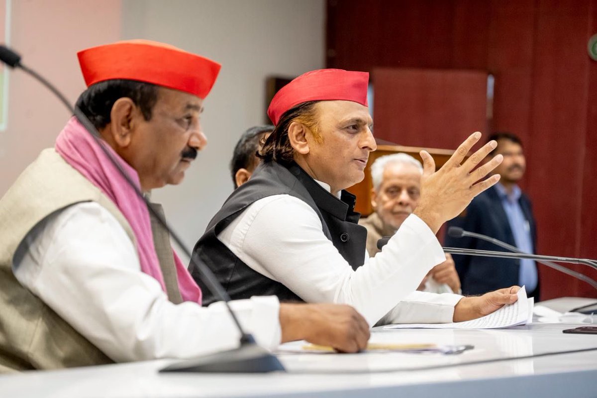 samajwadiparty's tweet photo. समाजवादी पार्टी, उत्तर प्रदेश
19, विक्रमादित्य मार्ग, लखनऊ
प्रकाशन/��्रसारण हेतु-    
दिनांकः 26.02.2026  
    समाजवादी पार्टी के राष्ट्रीय अध्यक्ष एवं पूर्व मुख्यमंत्री श्री अखिलेश यादव ने कहा है कि भाजपा को उत्तर प्रदेश में हराना जरूरी है। भाजपा को हराना मतलब यूपी को बचाना। बीजेपी सरकार ने उत्तर प्रदेश को बर्बाद कर दिया है। भ्रष्टाचार, अपराध, कमीशनखोरी चरम पर है। यह सरकार हर वर्ग को अपमानित कर रही है। भाजपा सामाजिक अन्याय और नफरत फैलाने की प्रतीक बन गयी है।
    बृहस्पतिवार को समाजवादी पार्टी के प्रदेश मुख्यालय लखनऊ में प्रदेश के विभिन्न जिलों से बड़ी संख्या में आये कार्यकर्ताओं और नेताओं से भेंट कर सम्बोधित करते हुए श्री अखिलेश यादव ने कहा कि भाजपा की चालाकी से सावधान रहना है। 2027 के विधानसभा चुनाव में समाजवादी पार्टी के कार्यकर्ताओं और नेताओं को बहुत समझदारी से काम लेना है। भाजपा की साजिशों से सजग और सतर्क रहना होगा।
    श्री अखिलेश यादव ने कह�� कि भाजपा सरकार एसआईआर में बड़े पैमाने पर घपला कराना चाहती है। भाजपा एसआईआर के जरिए लोकतंत्र को कमजोर करने पर तुली है। भाजपा की नीयत खराब है। पीडीए मतदाताओं का वोट कटवाने के लिए नोटिसें भेजवा रही है। हर जिले में लाखों मतदाताओं को नोटिस भेजी जा रही है। भाजपा लोगों को वोट के अधिकार से वंचित करना चाहती है। समाजवादी पार्टी के कार्यकर्ता हर पात्र मतदाता का नाम मतदाता सूची में जुड़वाने के लिए मद��� करें। मतदाता सूची पर पूरी नज़र रखें।
    श्री अखिलेश यादव ने कहा कि भाजपा सरकार किसानों, नौजवानों को धोखा दे रही है। सभी के साथ छल कर रही है। अमेरिका के साथ डील से किसानों को बड़ा नुकसान होगा। खेती और किसान बर्बाद हो जाएंगे। अमेरिका पर निर्भरता भारत के हित में नहीं है। इस समझौते से भारतीय दालों, बाजरे से लेकर अन्य फसलों का क्या होगा, अमेरिका के सामने आत्मसमर्पण भारत की आर्थिक पराजय है।
    श्री अखिलेश यादव ने कहा कि भाजपा की आर्थिक नीतियां जनविरोधी हैं। इस सरकार में गरीब और गरीब होता जा रहा है। अमीर और अमीर हो रहे है। भाजपा सरकार की गलत नीतियों के कारण आटा और डा��ा दोनों खतरे में है। इस सरकार ने मंहगाई बेरोजगारी बढ़ाकर लोगों को संकट में डाला है।
    श्री अखिलेश यादव ने कहा कि समाजवादी पार्टी ने अपनी सरकार के दौरान प्रदेश में विकास के बहुत कार्य किये। छात्र-नौजवानों को लैपटाप देकर तकनीकी क्षेत्र में आगे बढ़ाया। उनके लिए नए अवसर पैदा हुए। समाजवादी पार्टी चाहती है कि किसान को उसकी फसल की सही कीमत मिले। बेरोजगारी खत्म हो। मुनाफाखोरी समाप्त हो। दाम बांधो नीति लागू हो। समाजवादी पार्टी की 2027 में सरकार बनने पर इस दिशा में काम होगा।
    इस अवसर पर समाजवादी पार्टी राष्ट्रीय सचिव श्री राजेन्द्र चौधरी, प्रदेश अध्यक्ष श्री श्याम लाल पाल, विधायक त्रिभुवन दत्त समेत अन्य नेता उपस्थित रहे।          
       (राजेन्द्र चौधरी)
         मुख्य प्रवक्ता